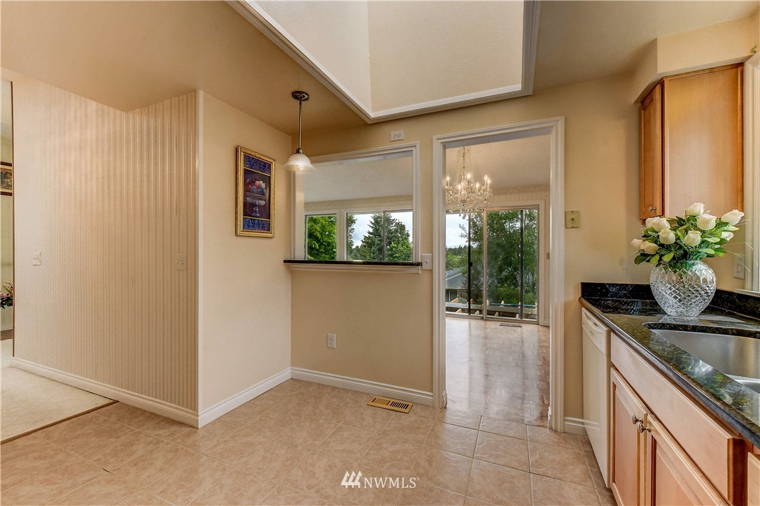 1922 Beacon Way Southeast Renton, WA 98058 - Photo 8 of 25