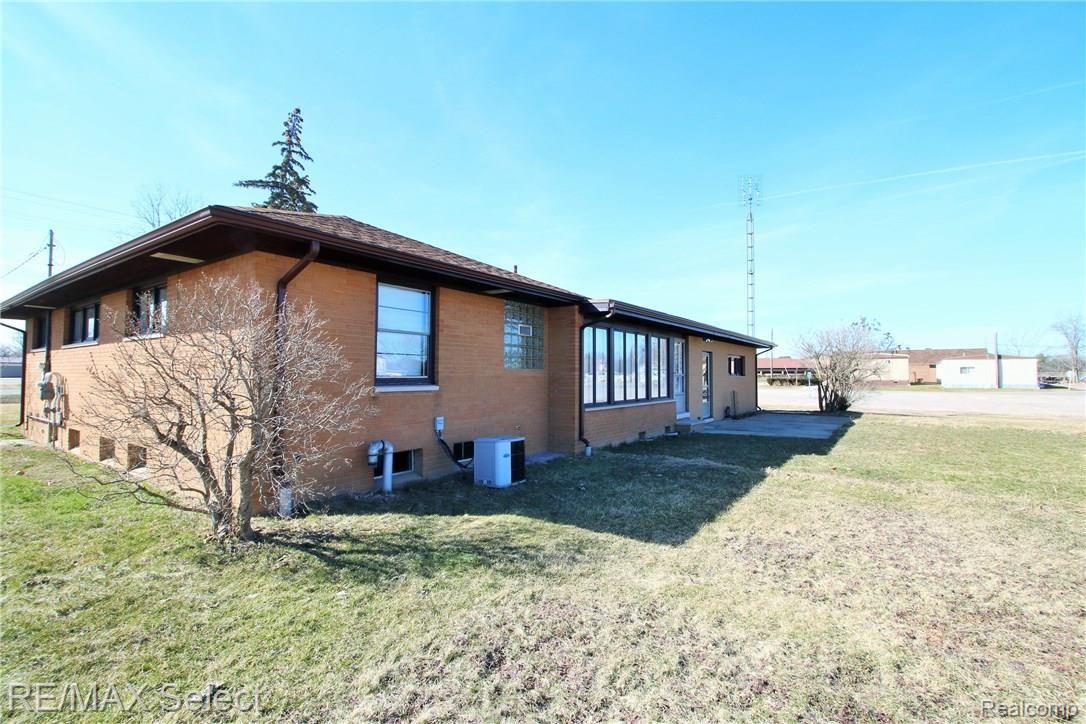 5105 Van Slyke Road Flint, MI 48507 - Photo 3 of 30 IMG_8916.JPG