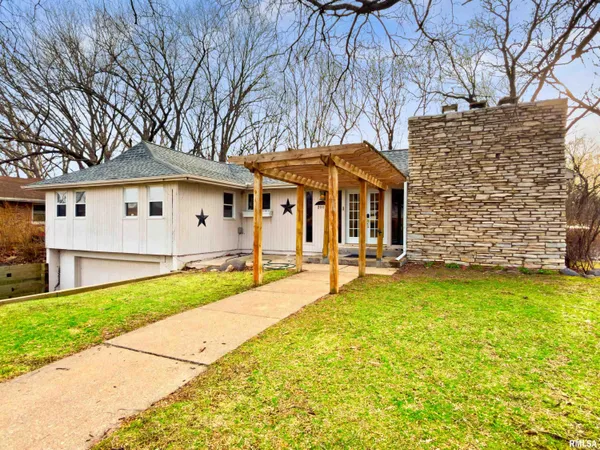 $260,500 | 200 Campanile Drive, East Peoria, IL 61611