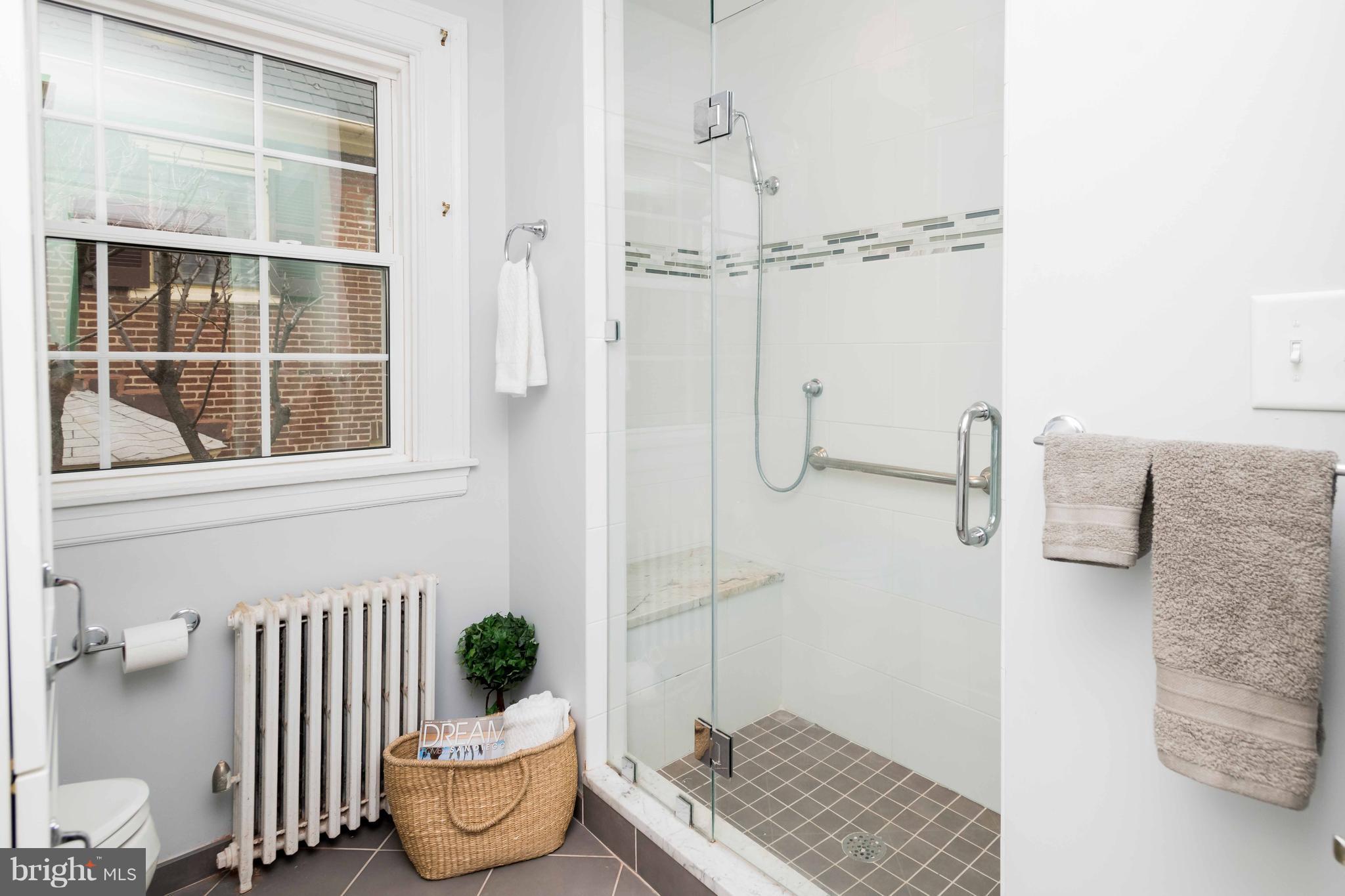 3929 Cloverhill Road Baltimore, MD 21218 - Photo 15 of 29 Bath