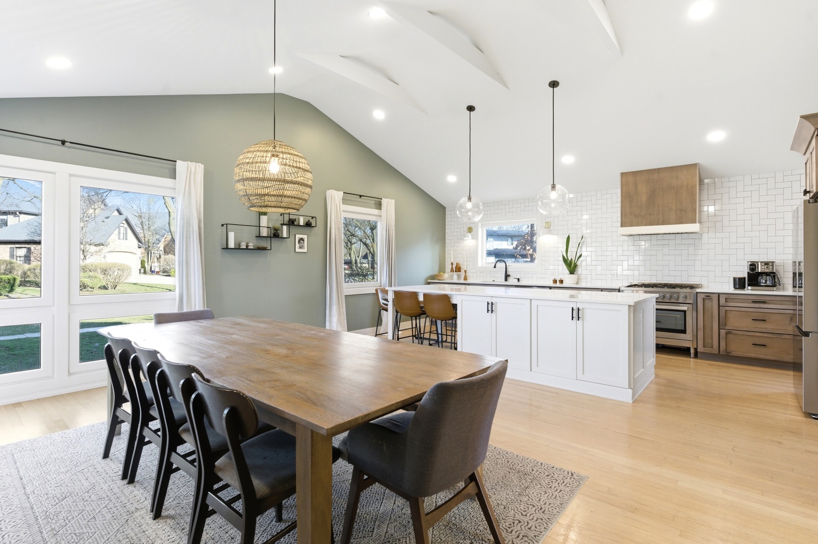 334 Huntington Lane Elmhurst, IL 60126 - Photo 2 of 32