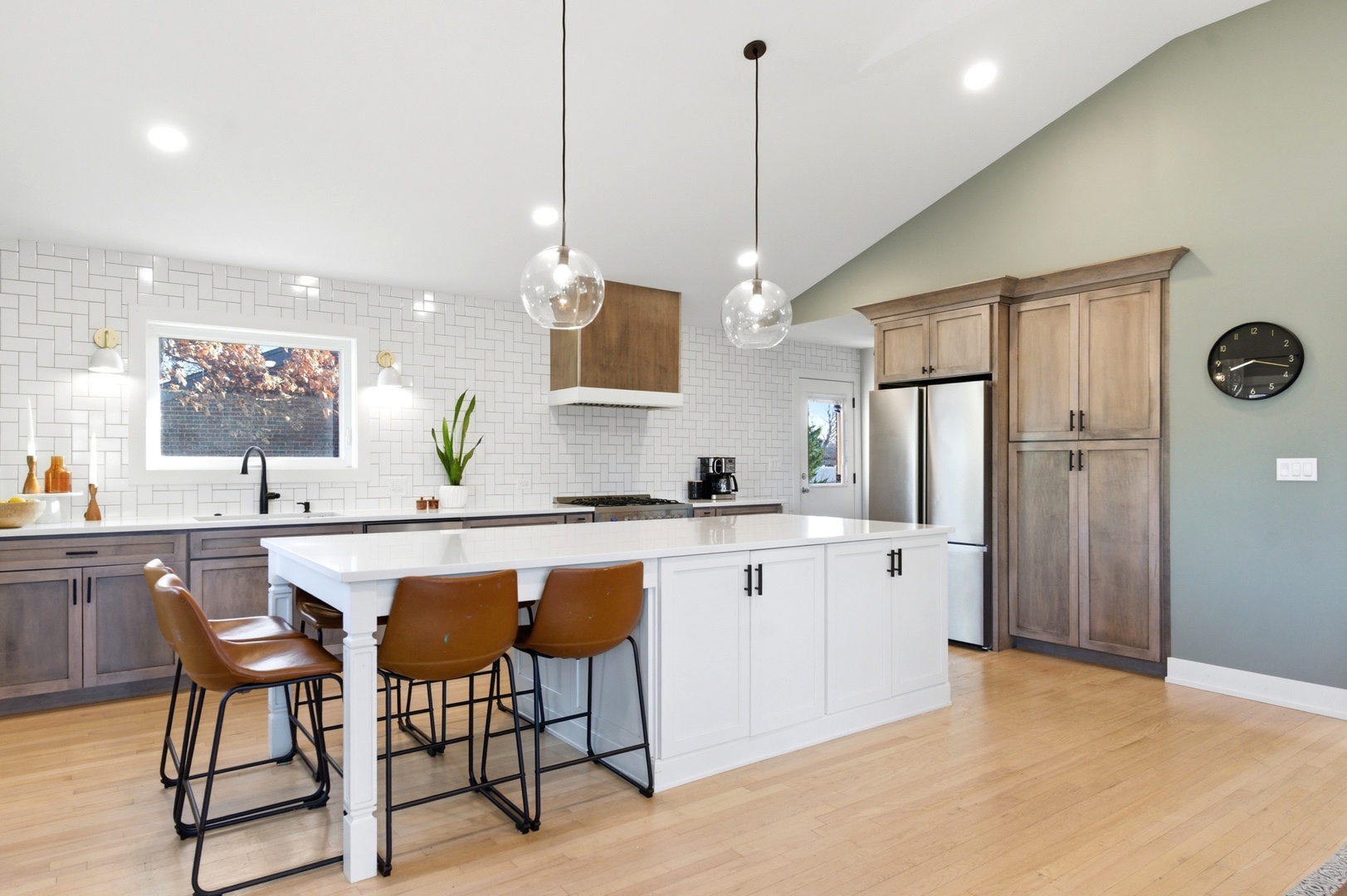 334 Huntington Lane Elmhurst, IL 60126 - Photo 3 of 32