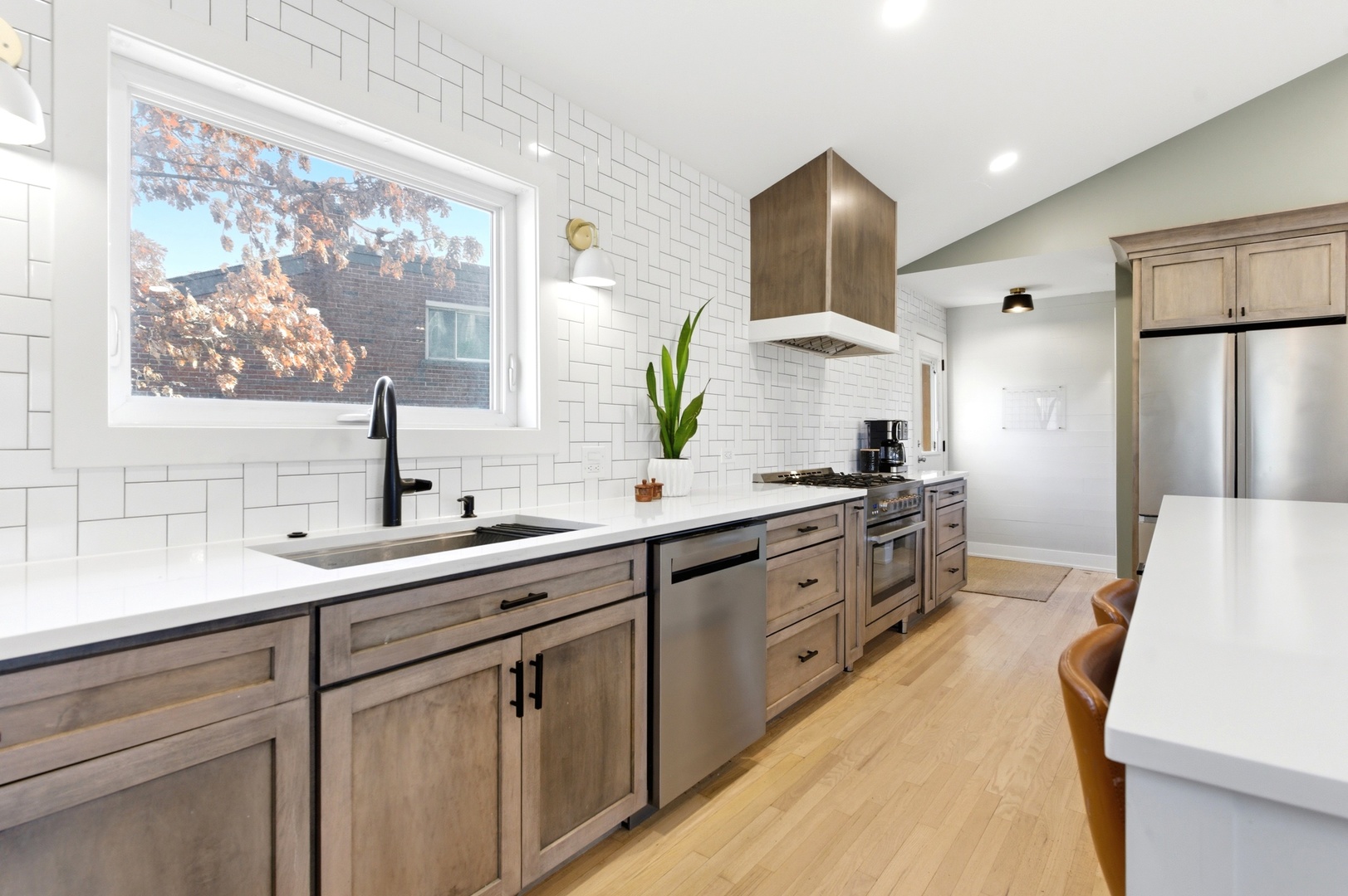 334 Huntington Lane Elmhurst, IL 60126 - Photo 6 of 32