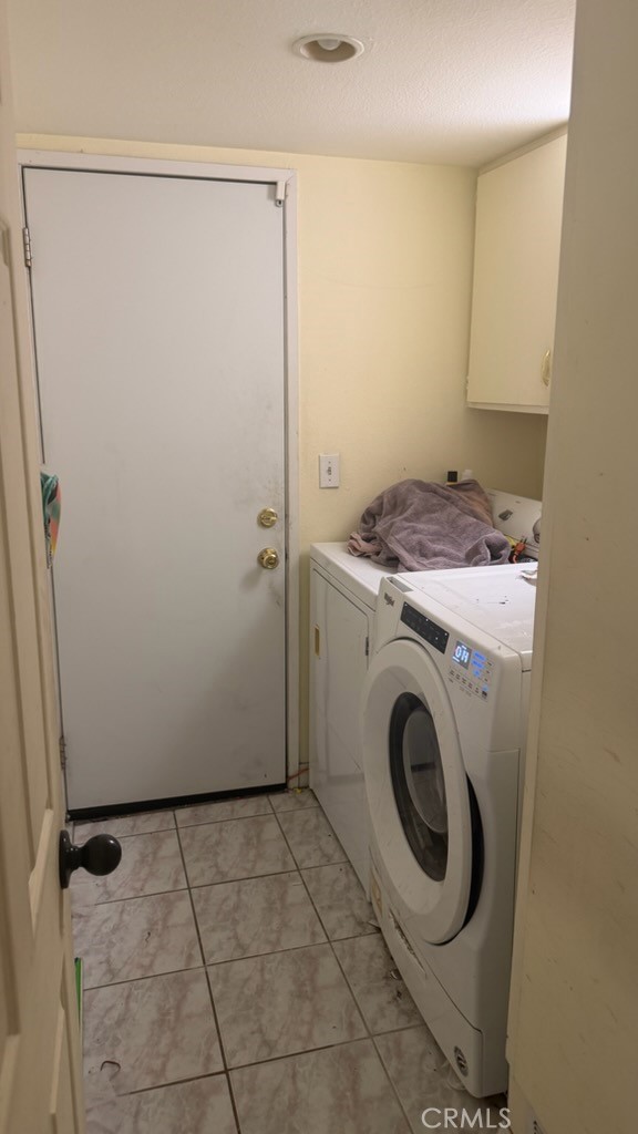 2478 KOA Drive Rialto, CA 92377 - Photo 5 of 18 a utility room with dryer and washer