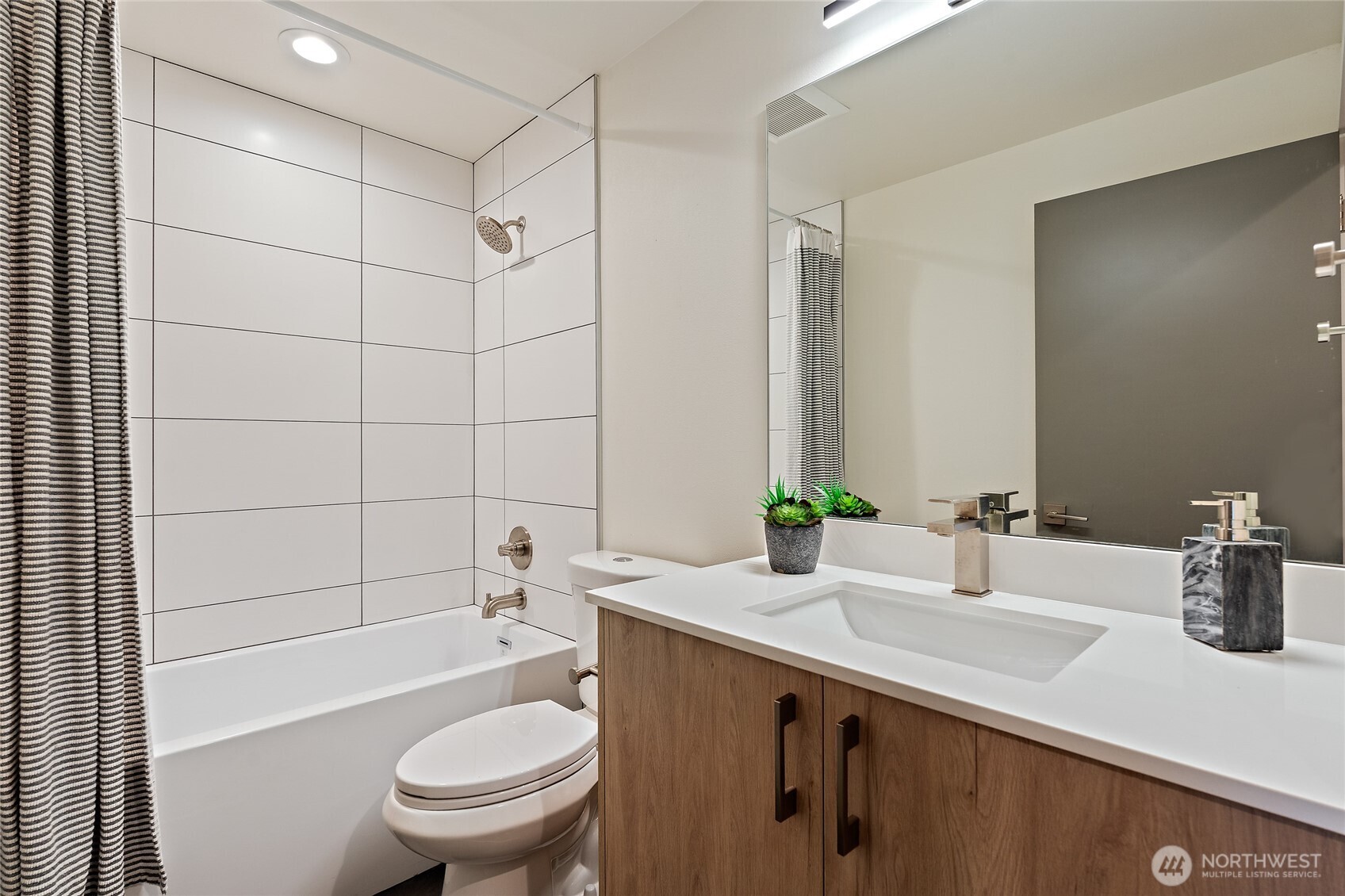8424 24th Avenue Southwest Seattle, WA 98106 - Photo 27 of 39