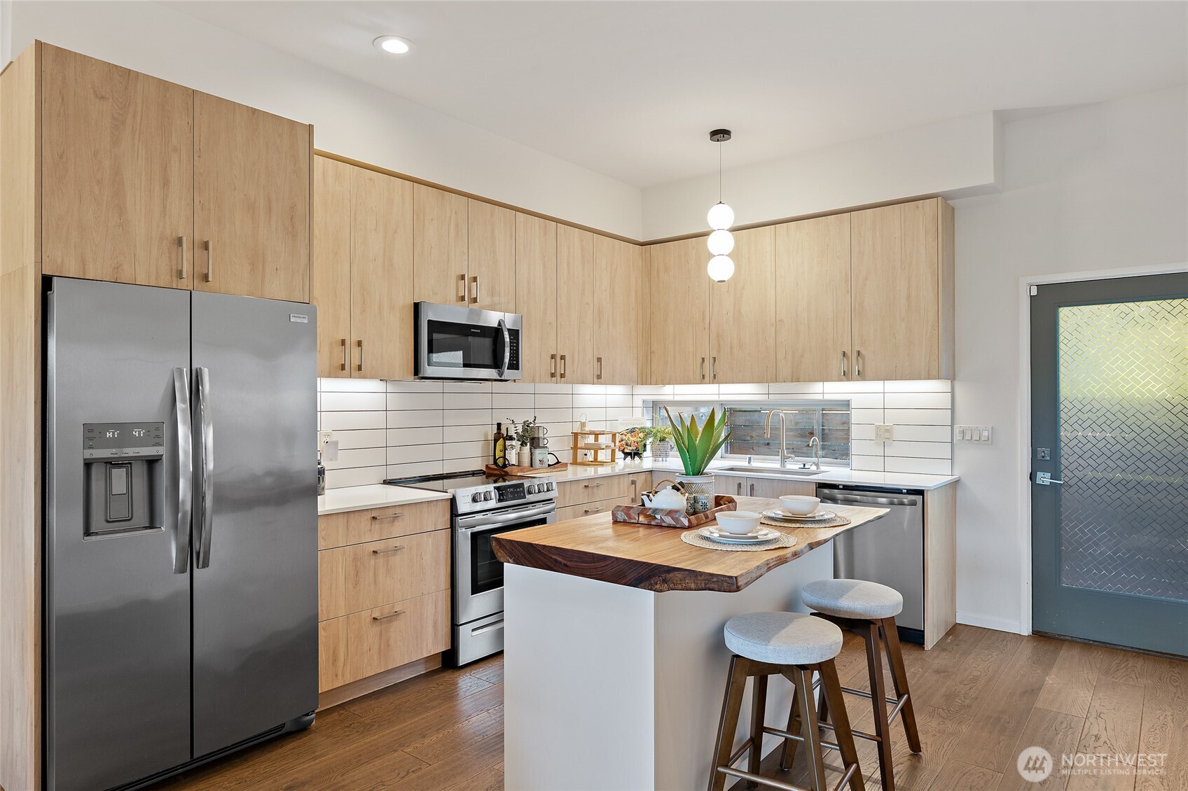 8424 24th Avenue Southwest Seattle, WA 98106 - Photo 3 of 39