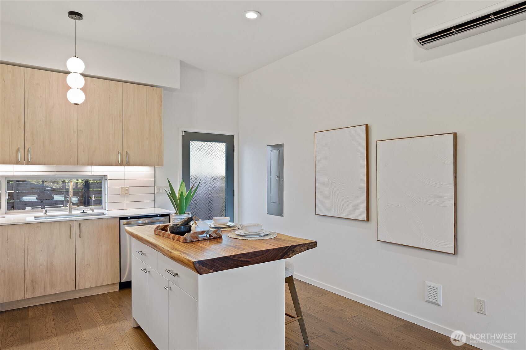 8424 24th Avenue Southwest Seattle, WA 98106 - Photo 5 of 39