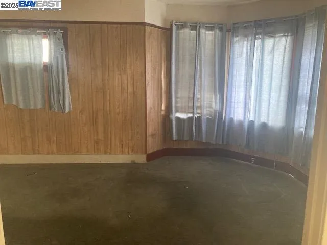 a view of entryway with window