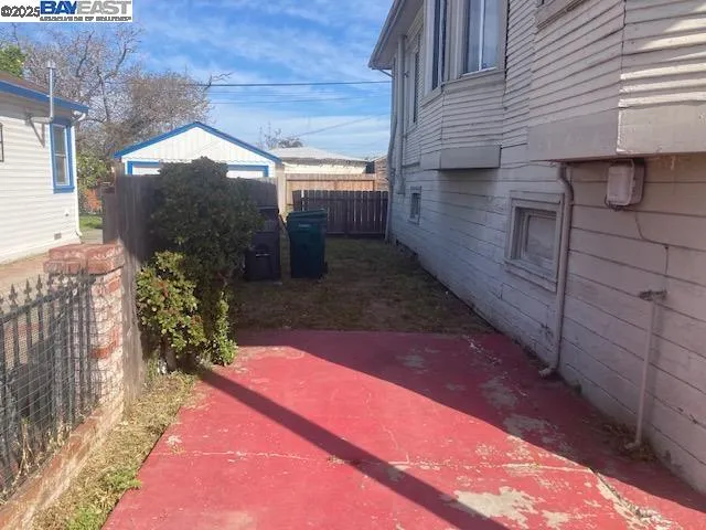 a view of a backyard