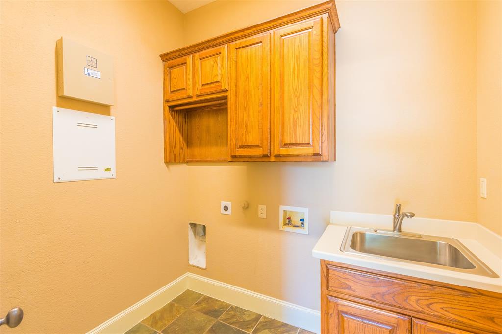 7804 Keechie Drive McKinney, TX 75070 - Photo 36 of 39 a bathroom with a sink and a tub