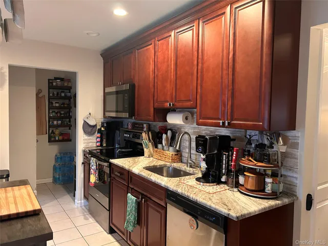 $579,000 | 194 East Parkview Drive, Shirley, NY 11967