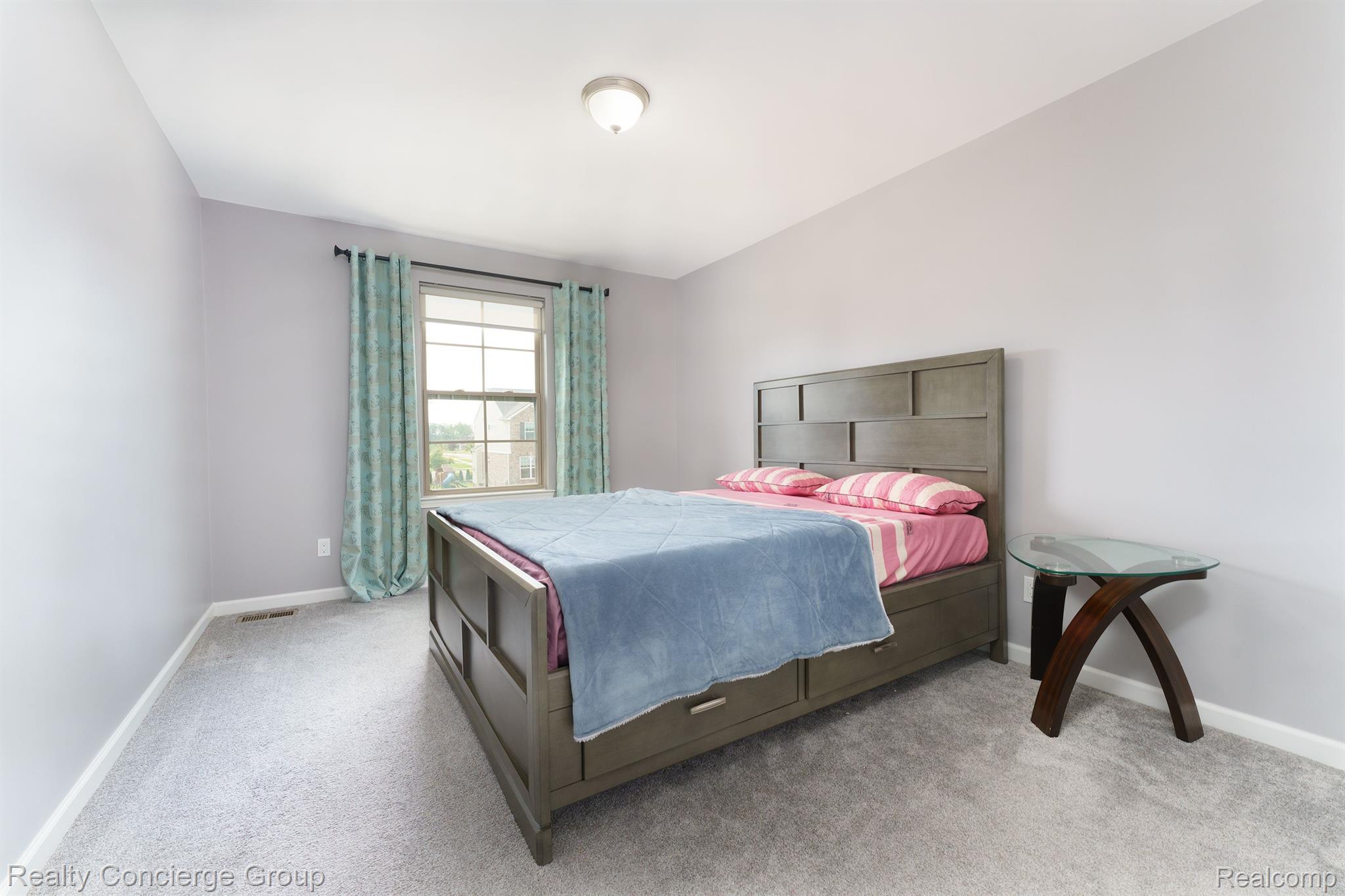 2165 Memorial Lane Rochester, MI 48307 - Photo 25 of 34 Spacious bedroom for child or guests