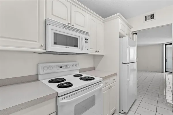 $419,000 | 4822 Ocean Boulevard, Unit 11E, Sarasota, FL 34242