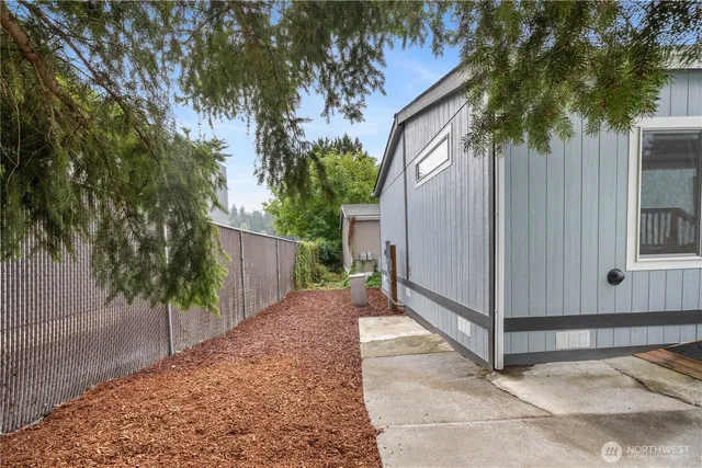 a view of a backyard