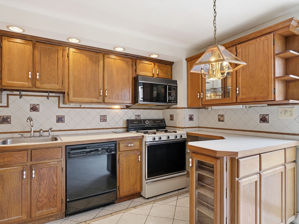 100 Roper Street, Unit D Lowell, MA 01852 - Photo 2 of 38