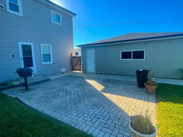a view of a house with backyard