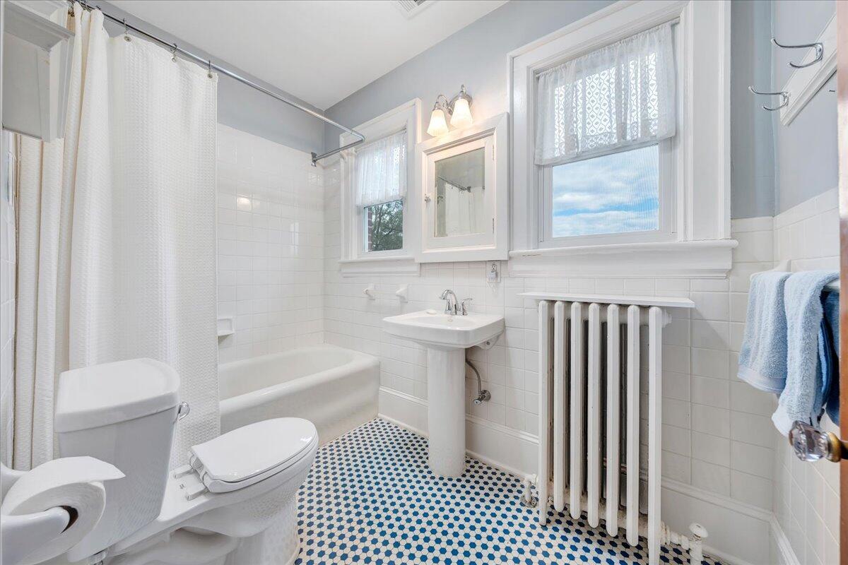 1818 Mt Vernon Road Southwest Roanoke, VA 24015 - Photo 28 of 44 Hallway Bath