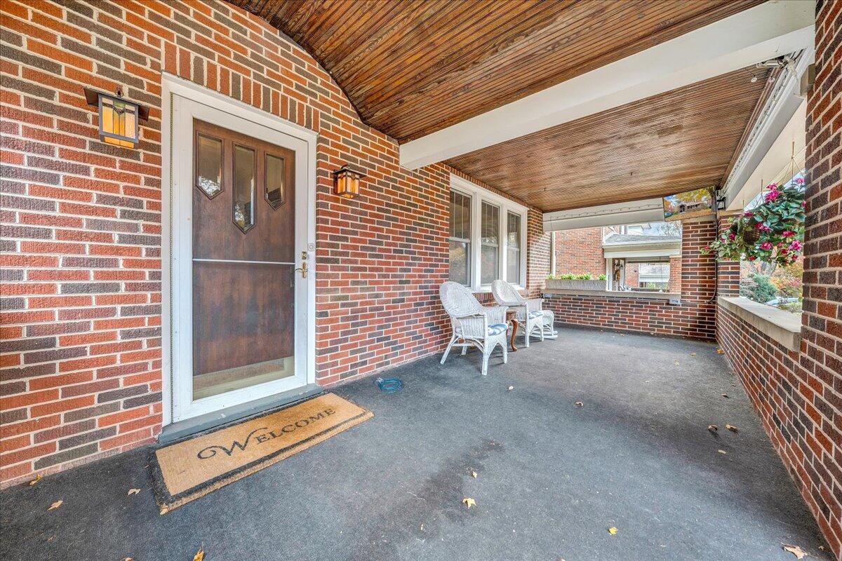 1818 Mt Vernon Road Southwest Roanoke, VA 24015 - Photo 4 of 44 Front porch
