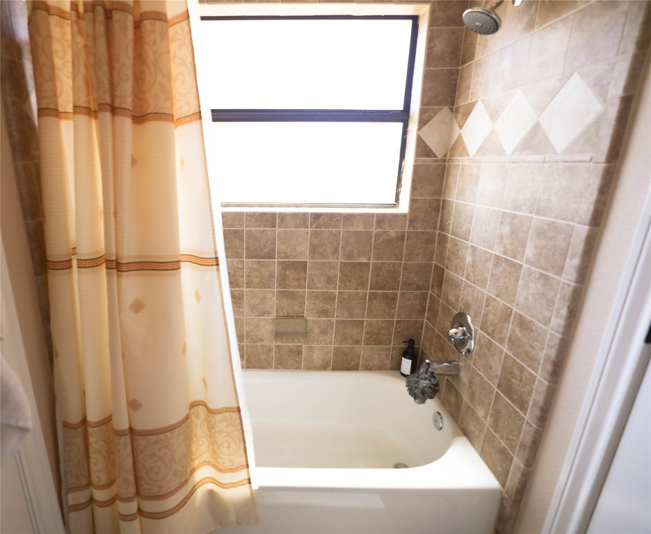 535 Upper Elgin River Road Elgin, TX 78621 - Photo 26 of 28 a bath tub sitting next to a window