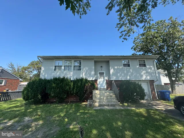 a view of house with a yard