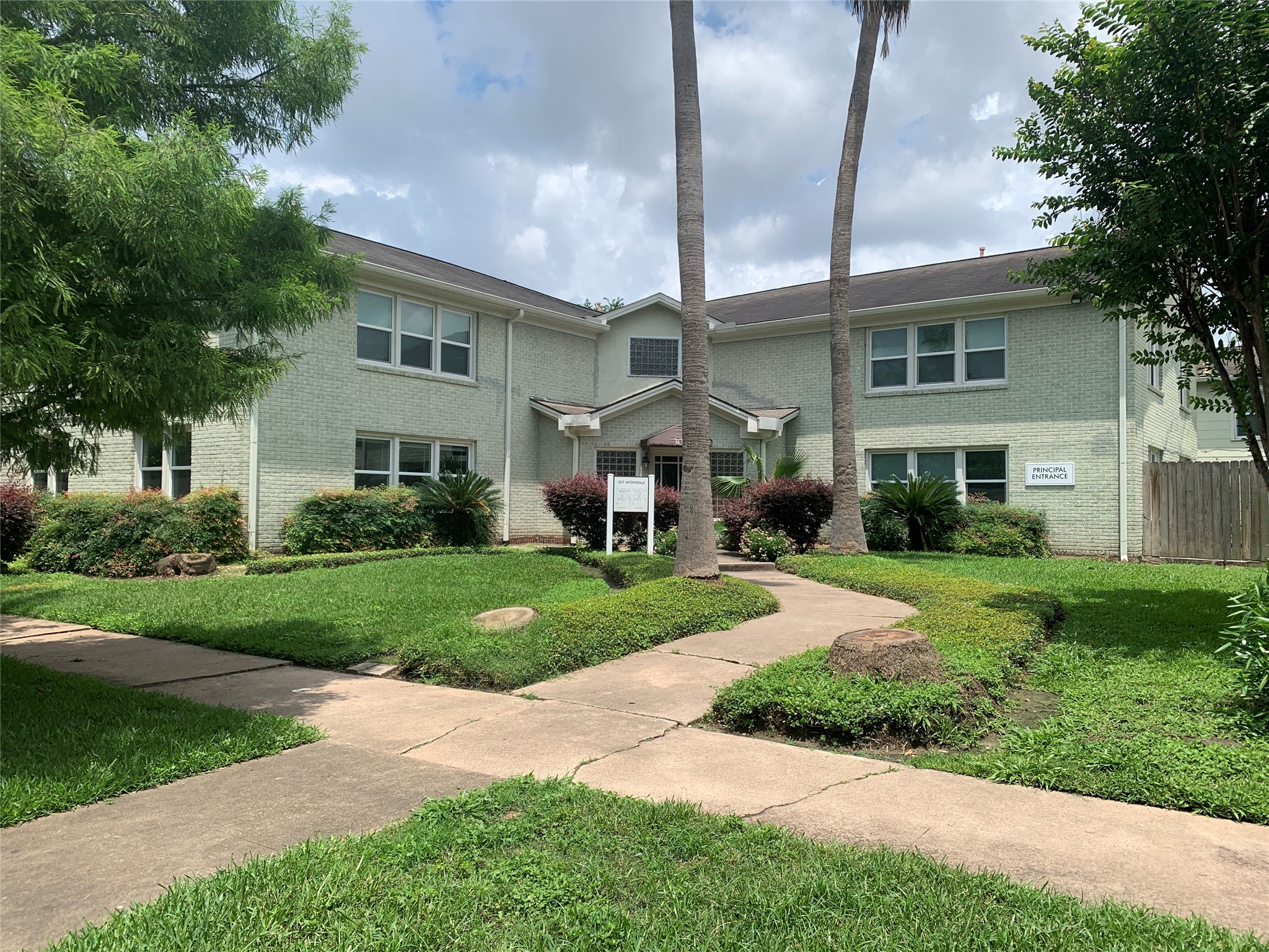 307 Avondale Street, Unit 1 Houston, TX 77006 - Photo 3 of 22 Pretty green oasis in front of building is very inviting and tranquil. Great location. Walk to lots of places nearby.