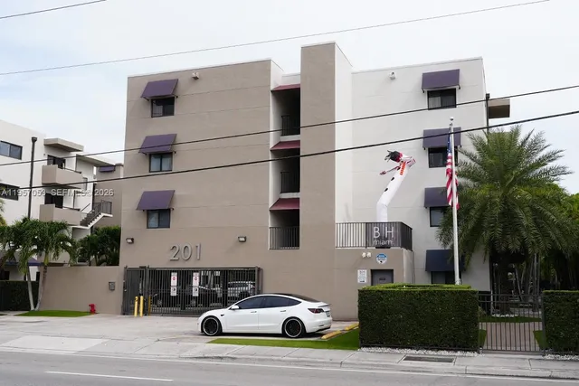 $2,400 | 211 Northwest 72nd Avenue, Unit 301, Miami, FL 33126