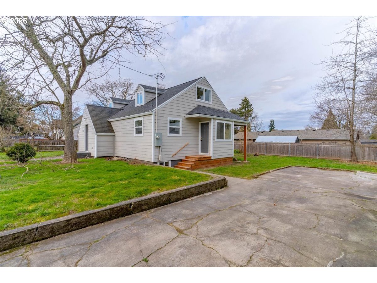 4623 Northeast Sumner Street Portland, OR 97218 - Photo 5 of 44