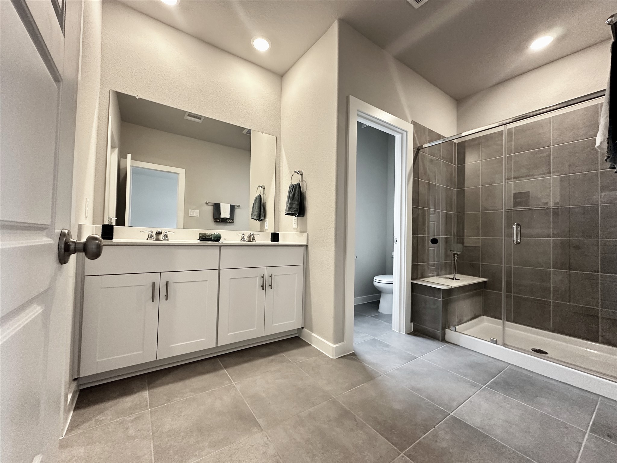 3113 Moontide Lane Houston, TX 77063 - Photo 26 of 39 Main bathroom with extended shower.