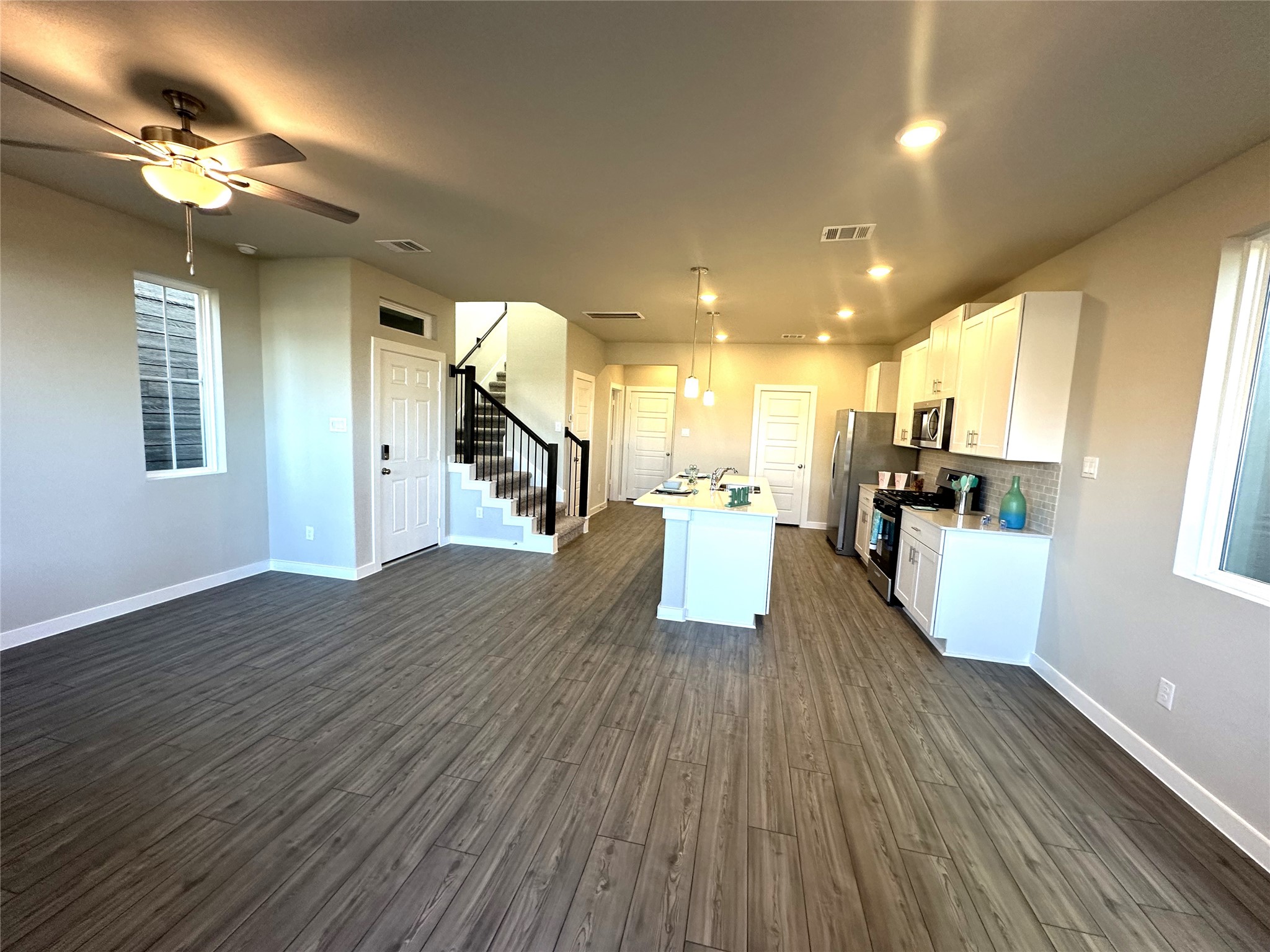 3113 Moontide Lane Houston, TX 77063 - Photo 10 of 39 Full view of the open floor concept.