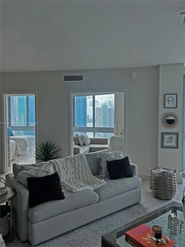 $4,600 | 350 South Miami Avenue, Unit 3302, Miami, FL 33130