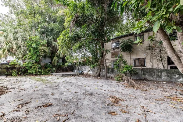 a view of a house with a trees
