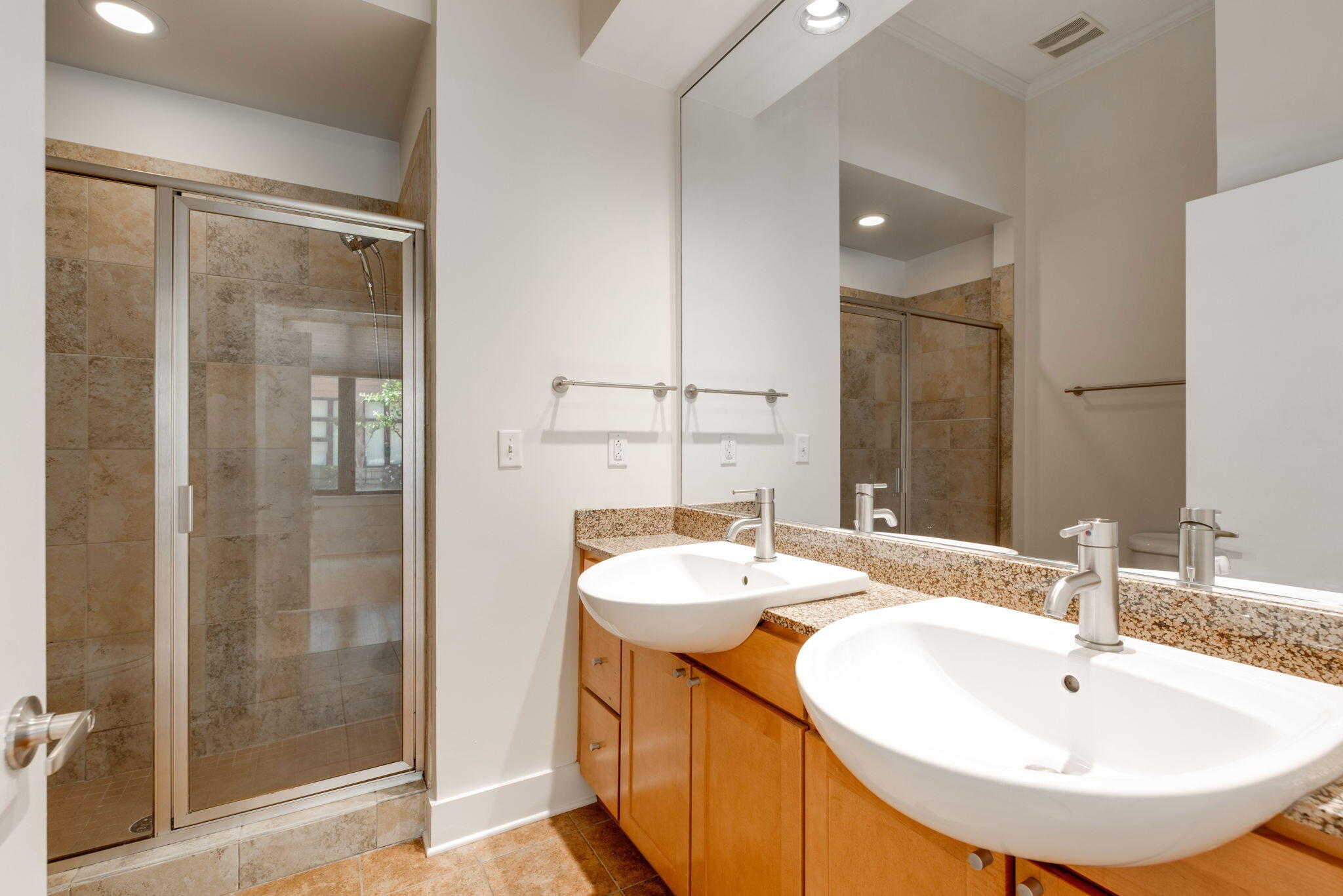 129 Walnut Street, Unit 22 Chattanooga, TN 37403 - Photo 12 of 34 Full Bathroom