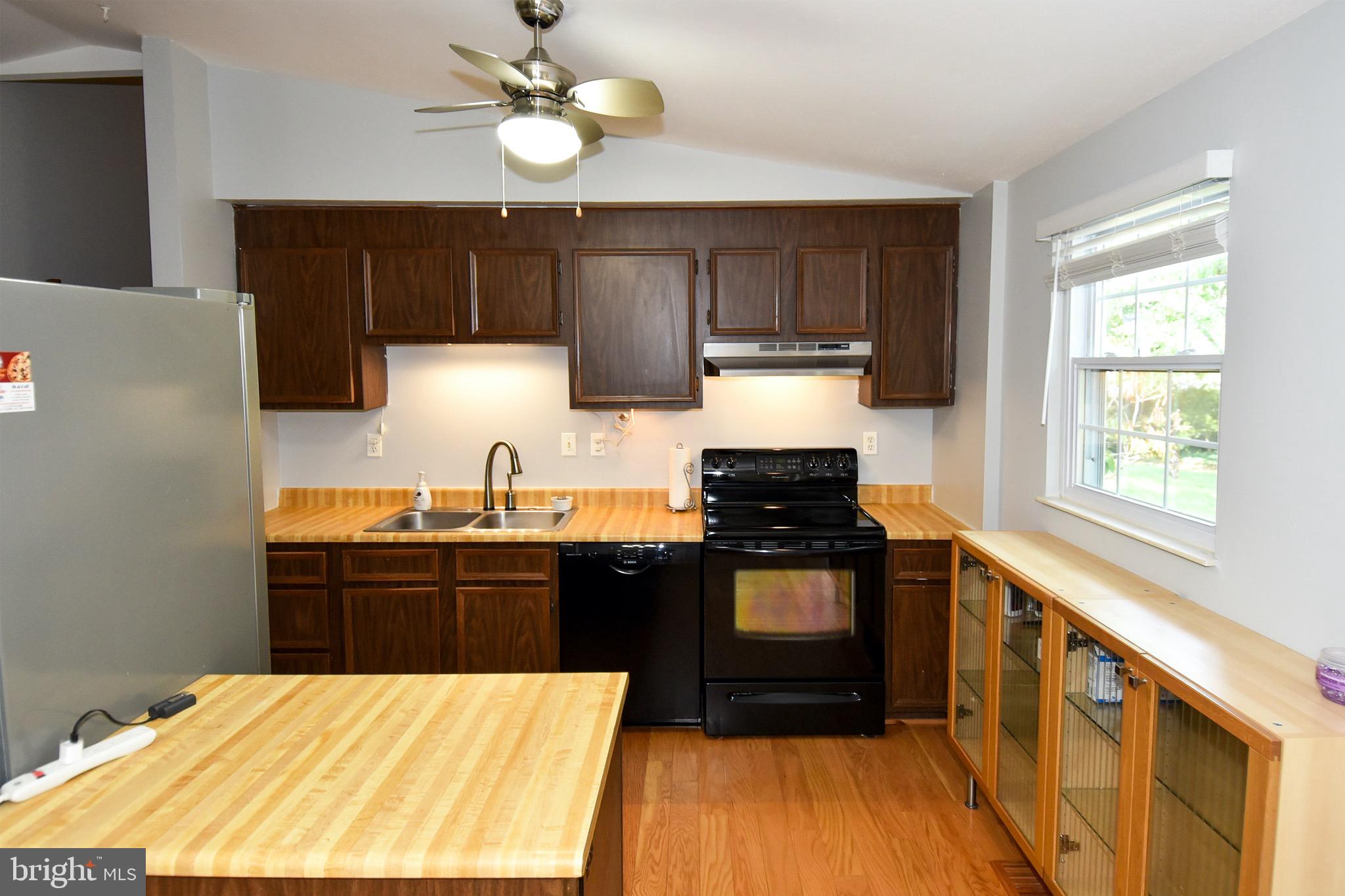 5903 Freds Oak Road Burke, VA 22015 - Photo 12 of 38 Kitchen