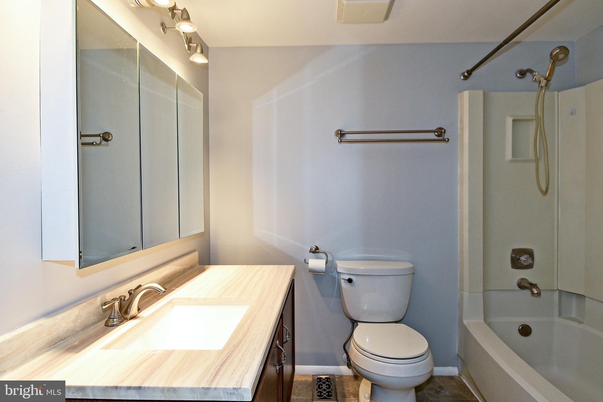 5903 Freds Oak Road Burke, VA 22015 - Photo 20 of 38 Primary bath