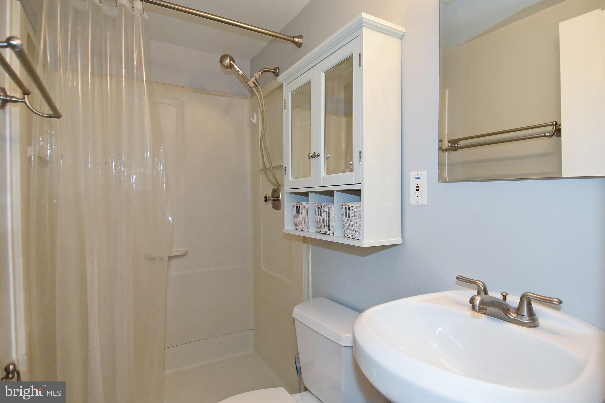5903 Freds Oak Road Burke, VA 22015 - Photo 22 of 38 Hall bath