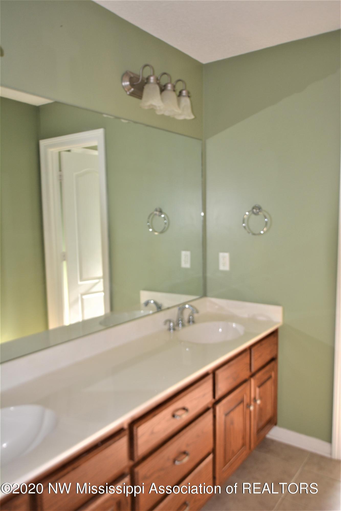4720 Byhalia Road Hernando, MS 38632 - Photo 28 of 49 Master Bath