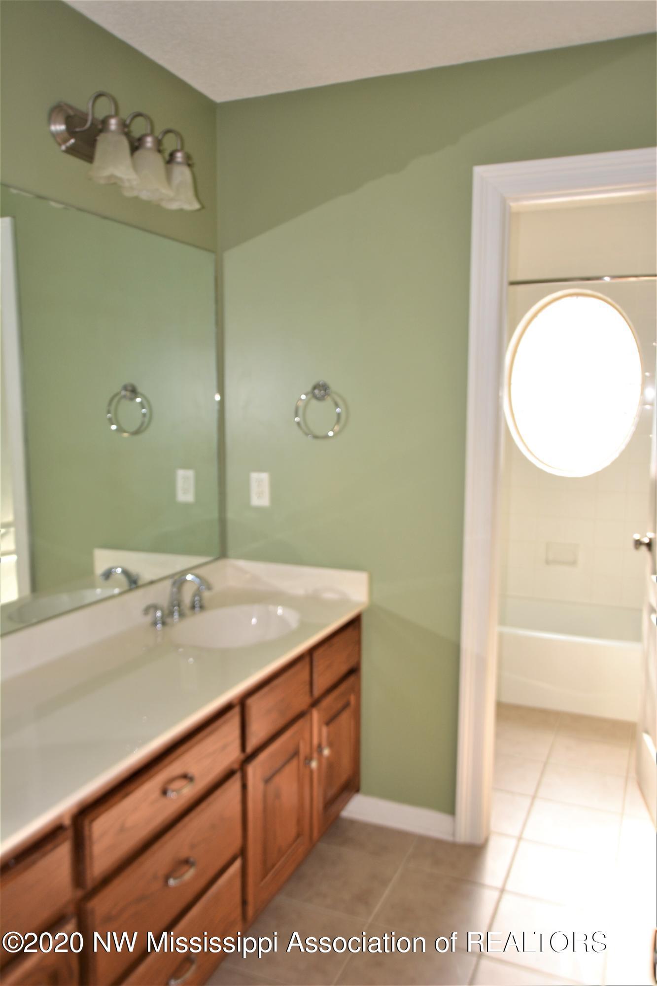 4720 Byhalia Road Hernando, MS 38632 - Photo 29 of 49 Master Bath