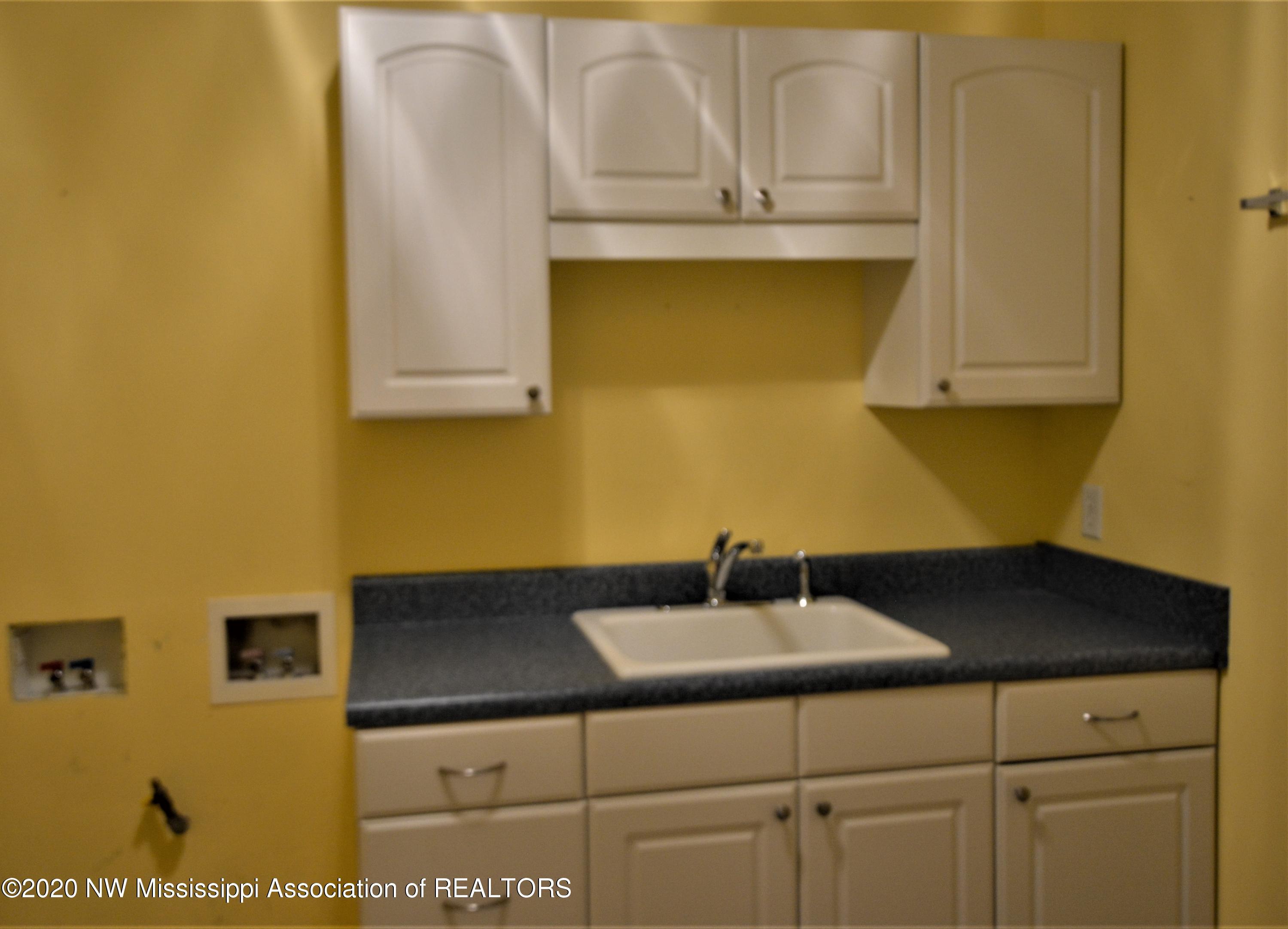 4720 Byhalia Road Hernando, MS 38632 - Photo 33 of 49 Laundry Room