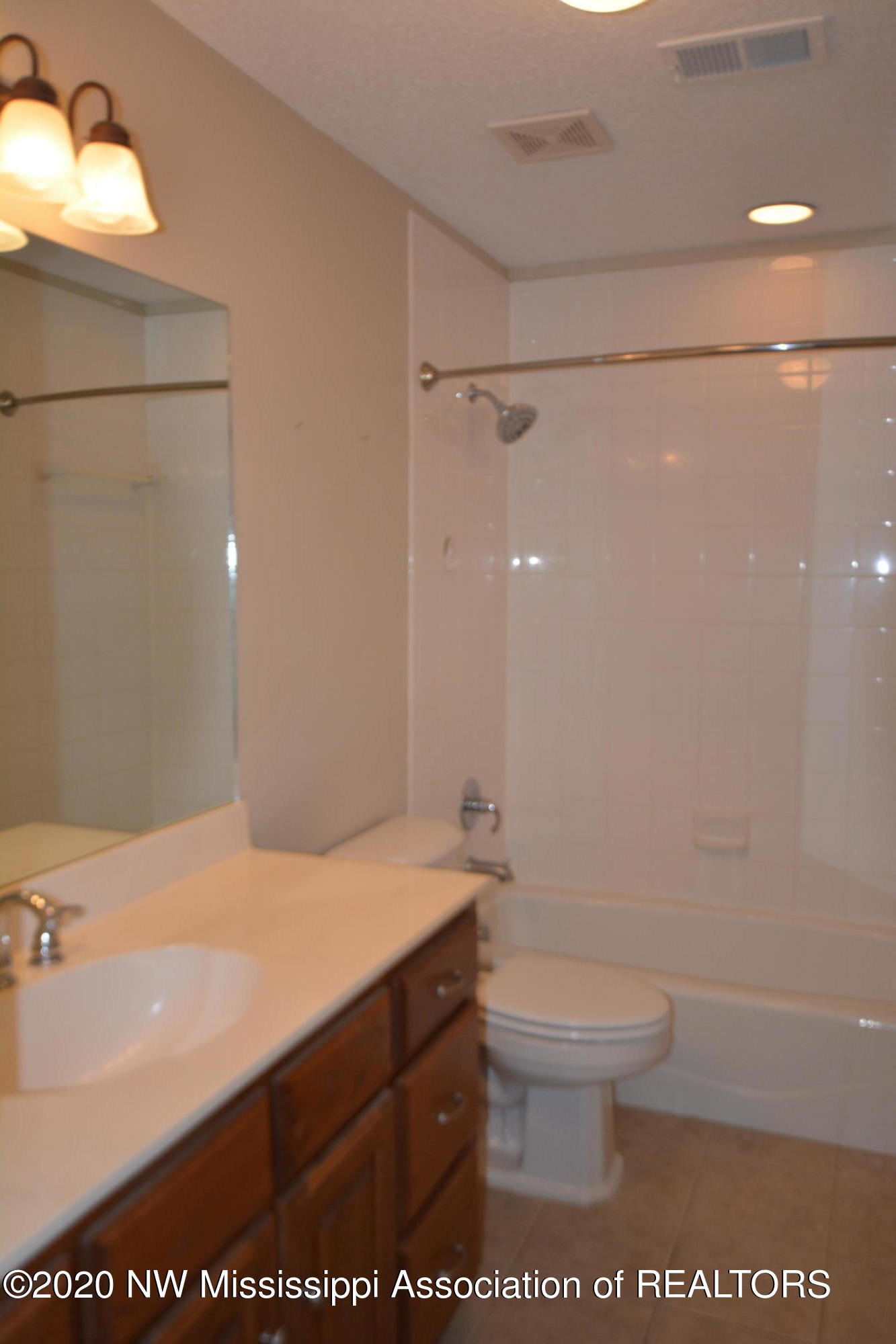 4720 Byhalia Road Hernando, MS 38632 - Photo 34 of 49 Hall Bathroom