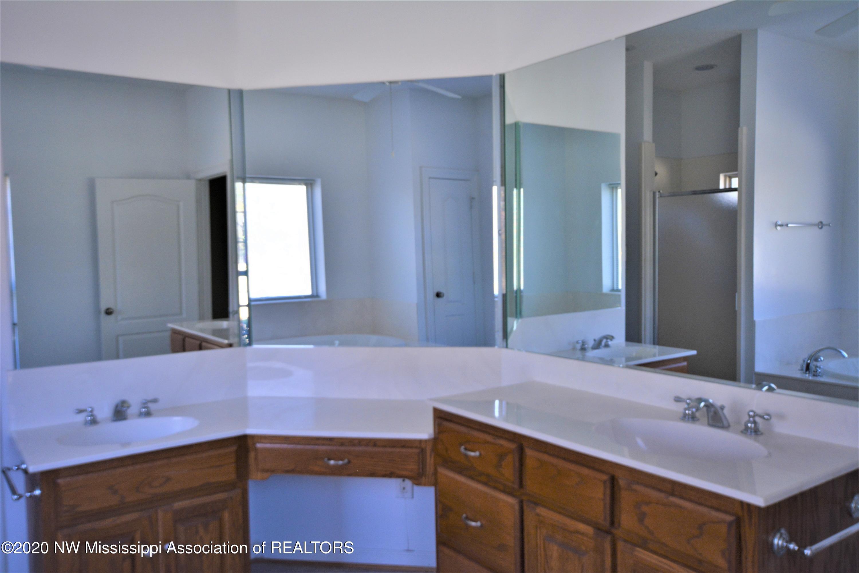 4720 Byhalia Road Hernando, MS 38632 - Photo 39 of 49 Master Bath