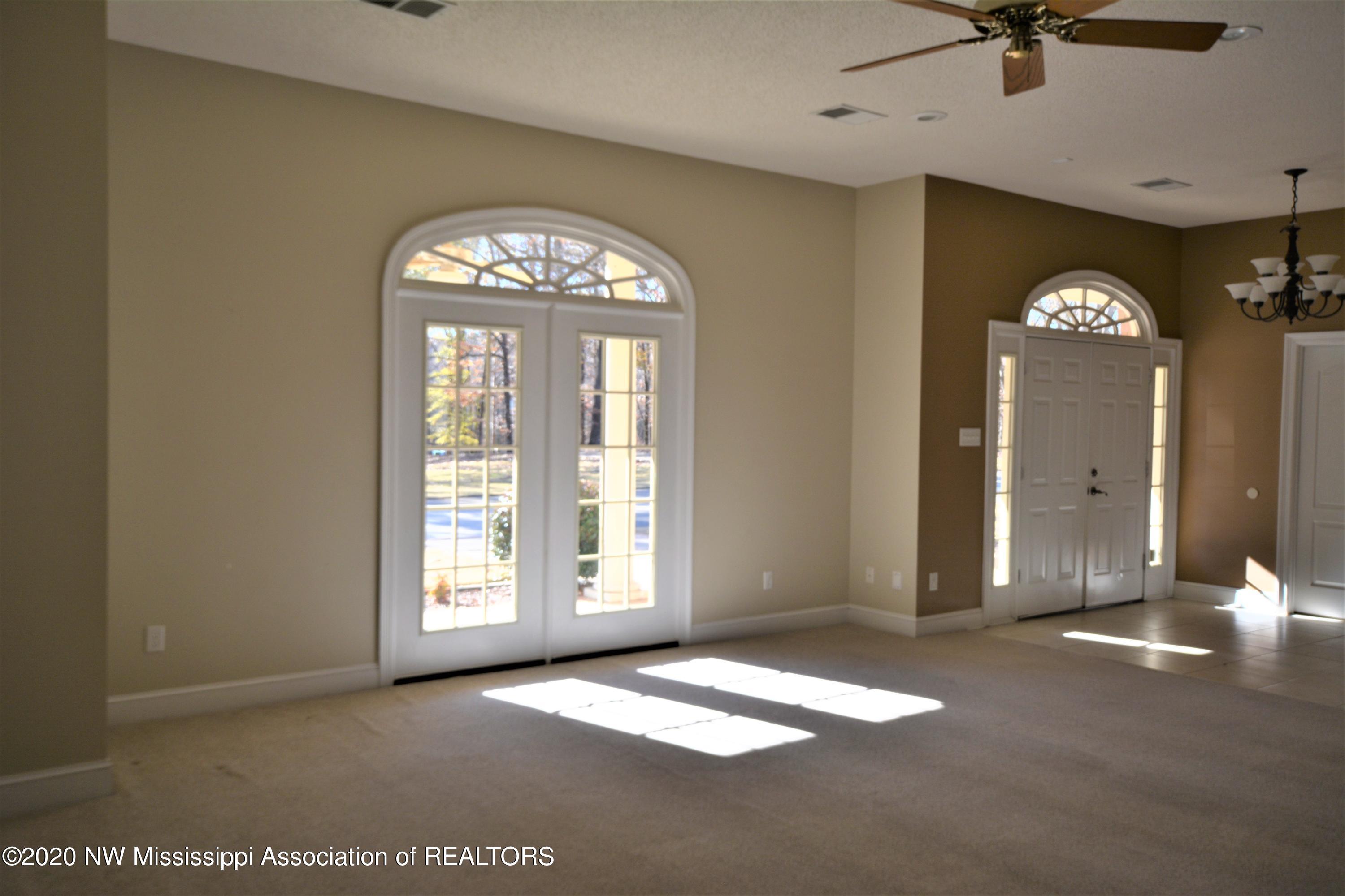 4720 Byhalia Road Hernando, MS 38632 - Photo 4 of 49 Foyer/Living Room