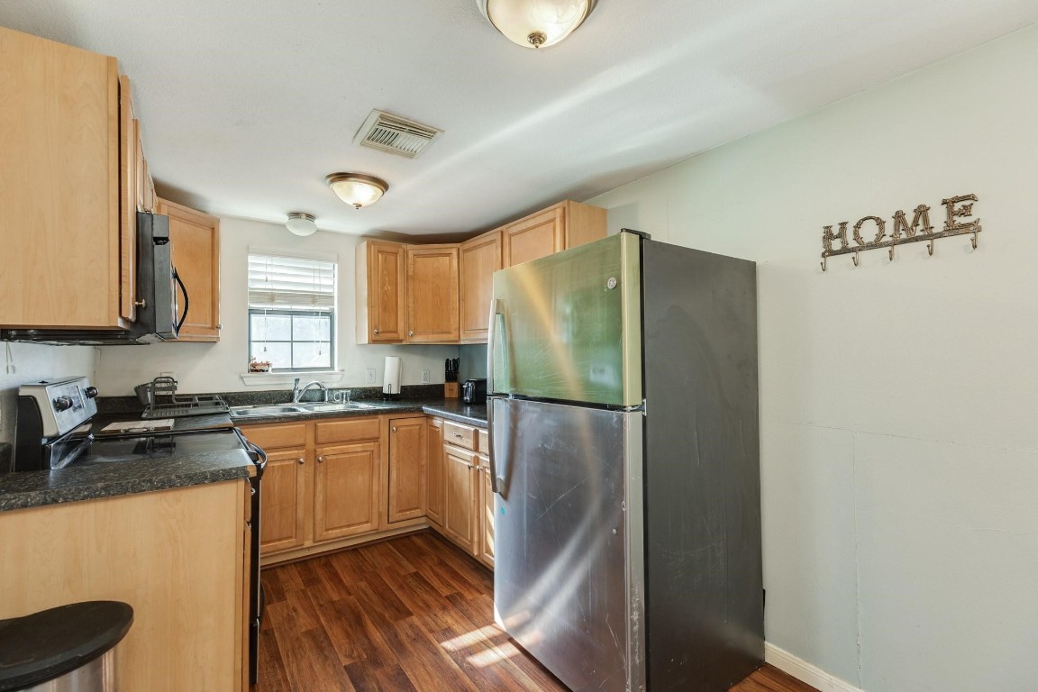 640 Whitten Street Clute, TX 77531 - Photo 25 of 34