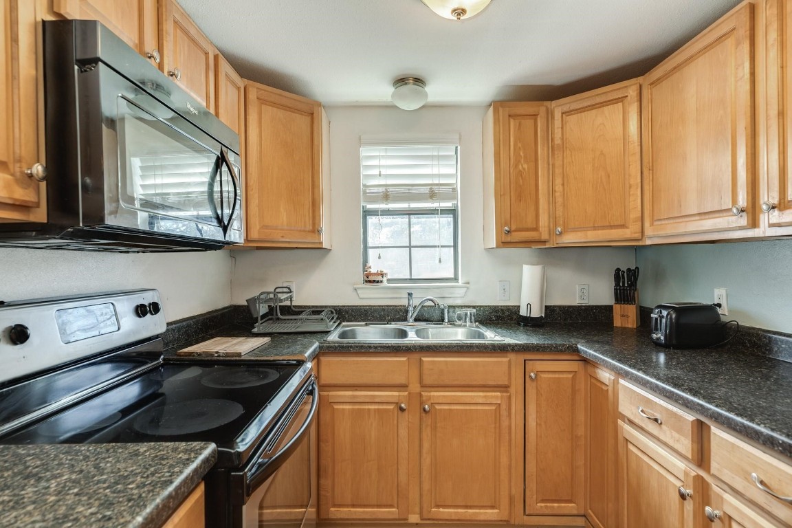 640 Whitten Street Clute, TX 77531 - Photo 26 of 34