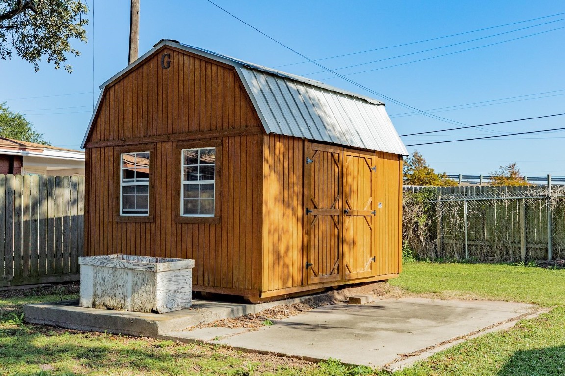 640 Whitten Street Clute, TX 77531 - Photo 31 of 34