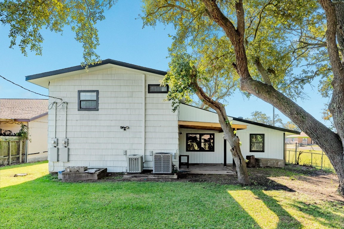 640 Whitten Street Clute, TX 77531 - Photo 33 of 34