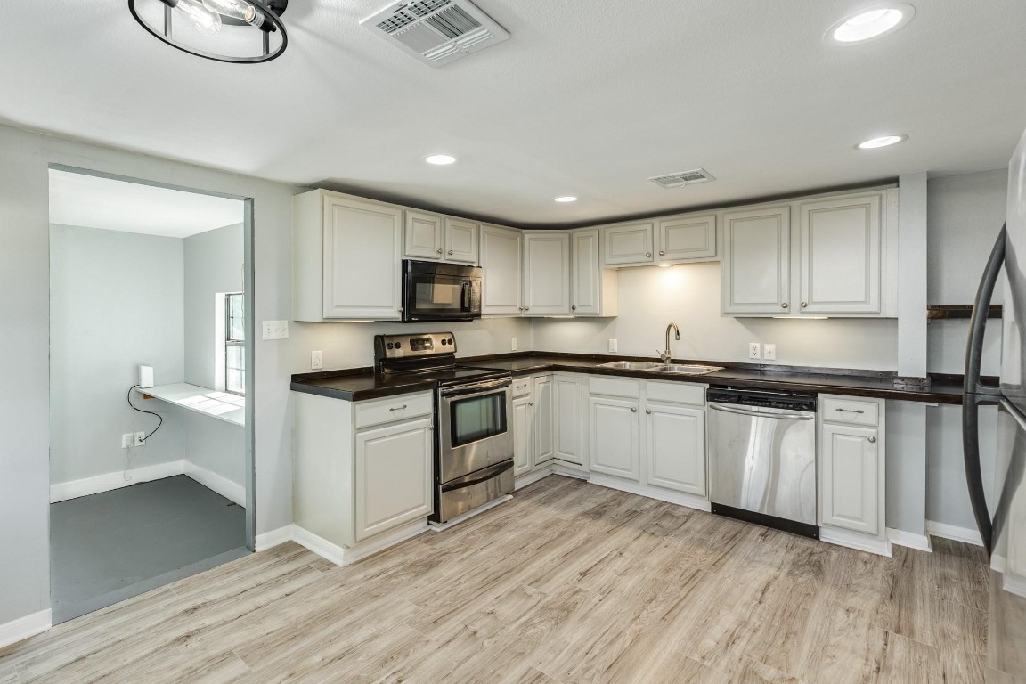 640 Whitten Street Clute, TX 77531 - Photo 8 of 34