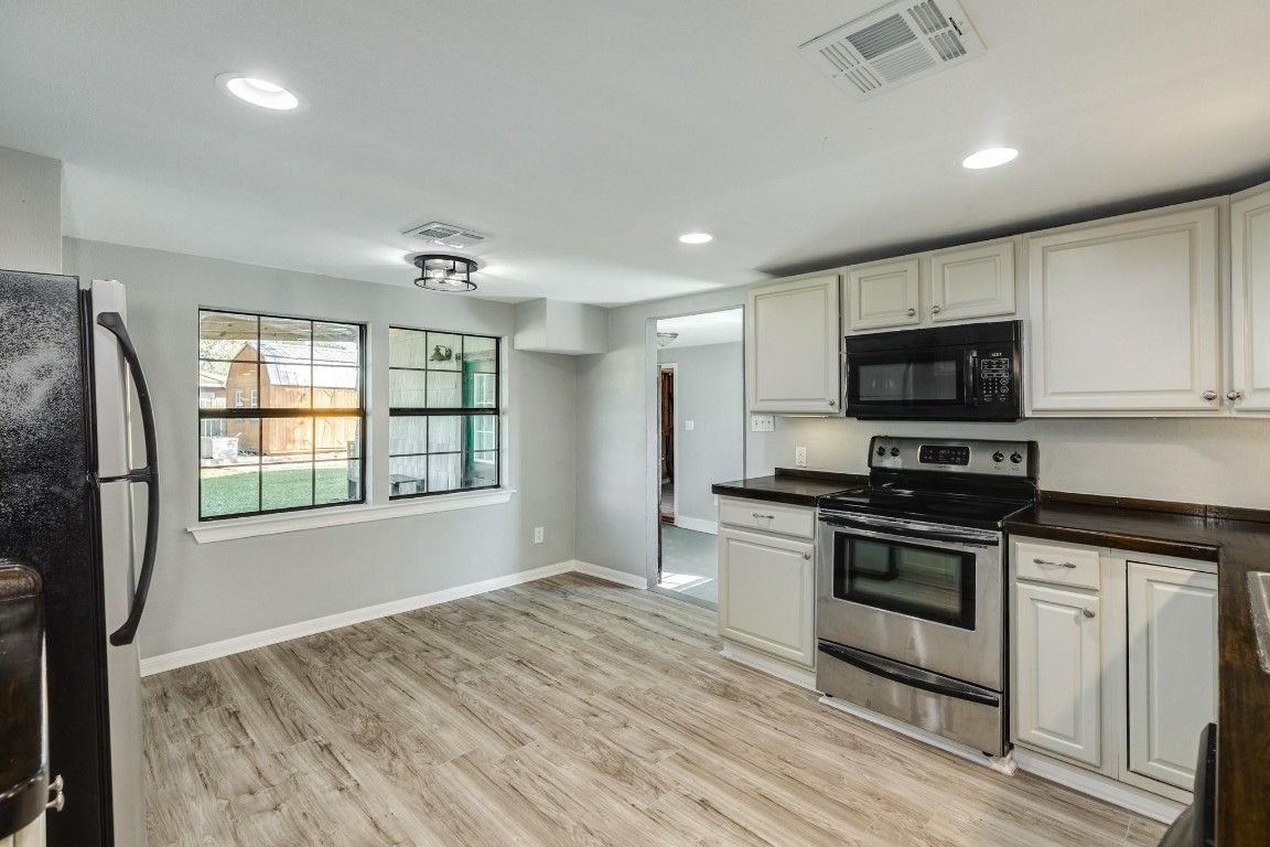 640 Whitten Street Clute, TX 77531 - Photo 9 of 34