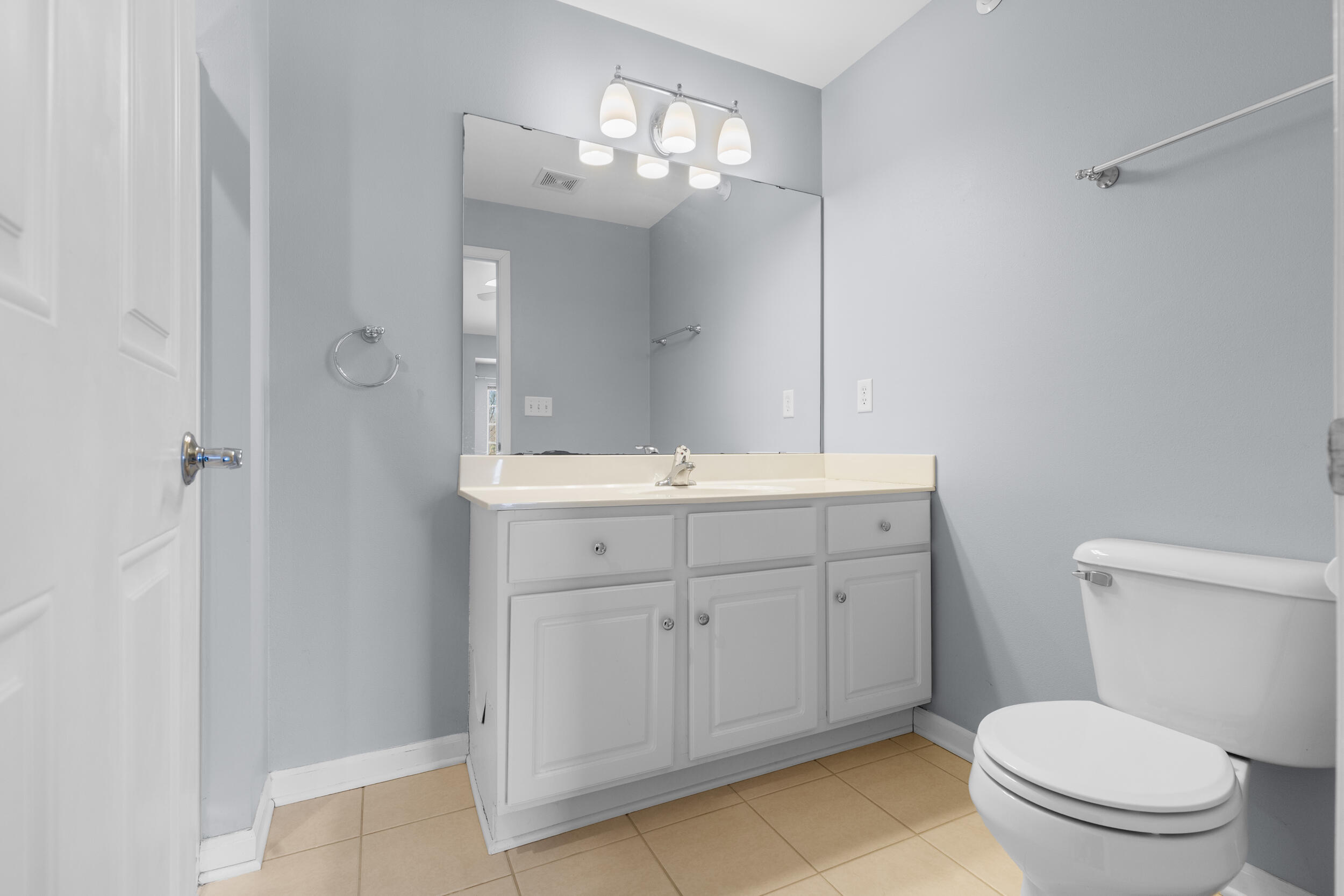 9155 West Elm Court, Unit E Franklin, WI 53132 - Photo 24 of 33 Primary Bath