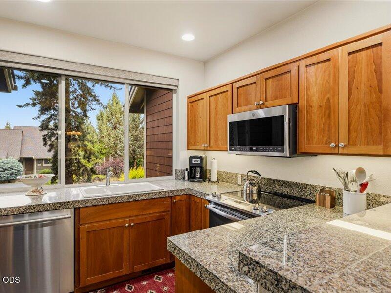 11110 Village Loop Redmond, OR 97756 - Photo 10 of 58