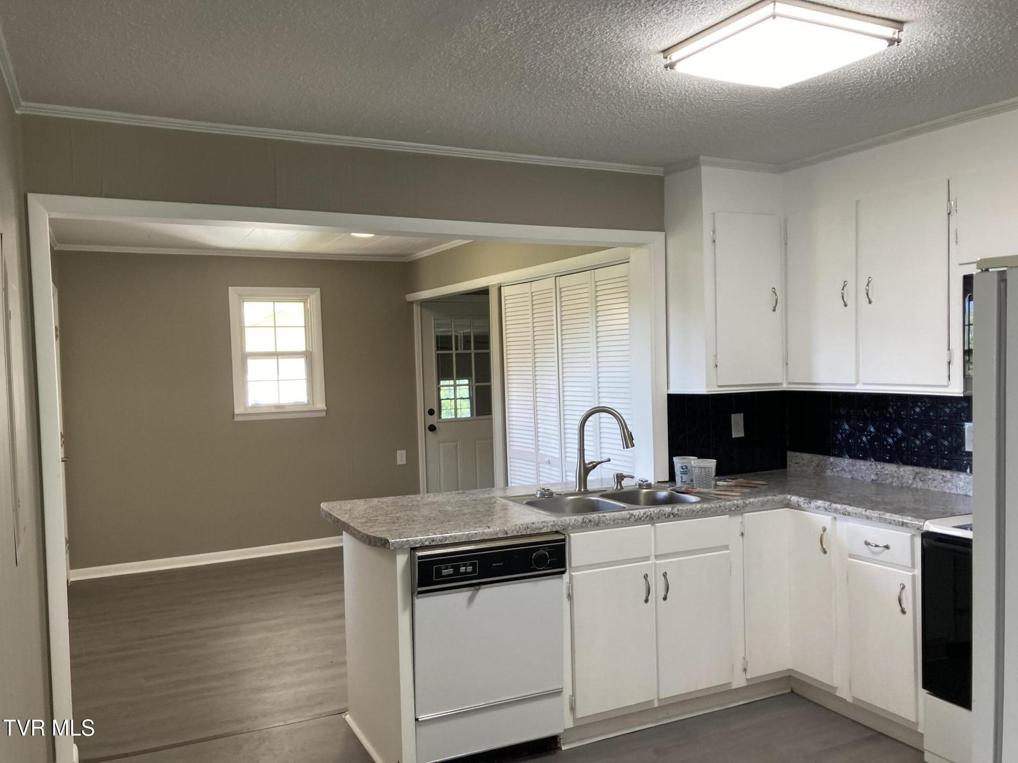 124 Cates Corner Road Hampton, TN 37658 - Photo 12 of 33 IMG_2572